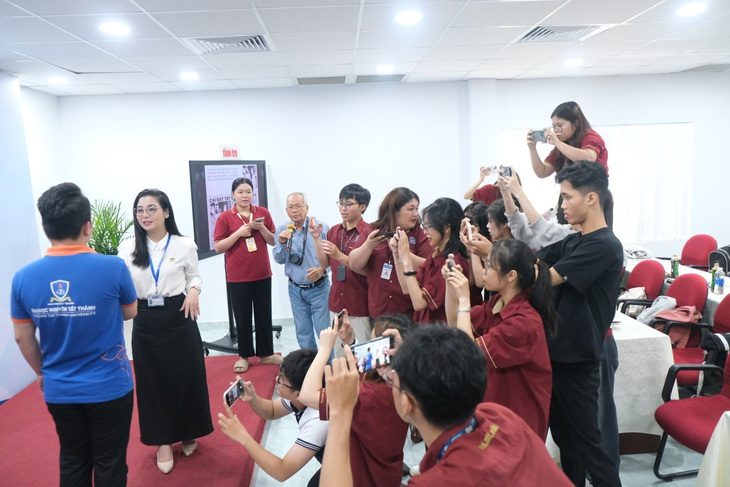Sinh viên truyền thông thực hành nhiếp ảnh trong chương trình đào tạo tại báo Tuổi Trẻ - Ảnh: NGỌC PHƯỢNG